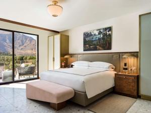 Postel nebo postele na pokoji v ubytování Thompson Palm Springs, By Hyatt