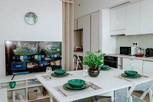 Η κουζίνα ή μικρή κουζίνα στο Yas Island Mayan 2 Junior 1 Bed by Central Stay +58 φωτογραφίες
