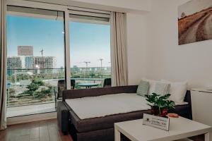 Χώρος καθιστικού στο Yas Island Mayan 2 Junior 1 Bed by Central Stay