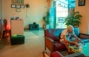 Island View Hostel的休息区
