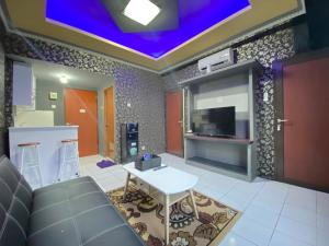Televisyen dan/atau pusat hiburan di Spacious 2BR at Buah Batu Park Near Telkom University By Travelio