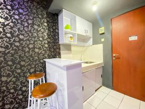 Dapur atau dapur kecil di Spacious 2BR at Buah Batu Park Near Telkom University By Travelio