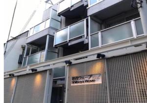 東京にあるShibuya WAVE401 SW41の正面に看板がある建物
