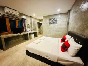 Postel nebo postele na pokoji v ubytování The Loft Baannaisuan