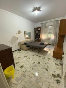 a living room with a couch and a table at La Milonga 2 - AFFITO CAMERE - Habitacion - Baño y Cocina Compartida in Genova