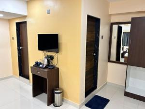 TV a/nebo společenská místnost v ubytování Hotel Alba Inn Shirdi + 26 fotografií