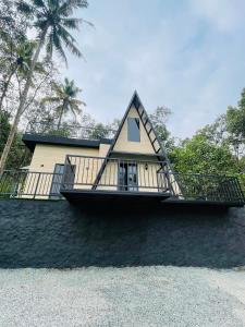 アティラピリーにあるZerahs Villa - Independent Villa, Athirappillyの玄関付きの葺屋根の家