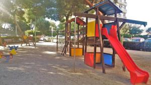 Ο χώρος παιχνιδιού για παιδιά στο Bianca Seaview & Beach Apartment