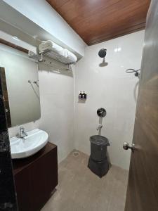 Koupelna v ubytování Hotel Alba Inn Shirdi