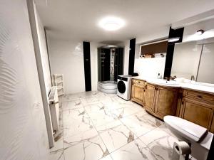Koupelna v ubytování Apartament z Jacuzzi Rotembark