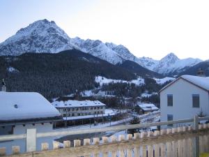 Blick auf einen Berg mit schneebedeckten Bergen in der Unterkunft Senda 517 C in Scuol