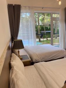Postel nebo postele na pokoji v ubytování Romeo & Juliet's Hồ Tuyền Lâm Dalat