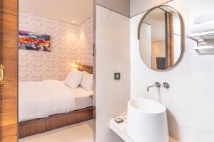 首尔Hotel Lemong的配有床、水槽和镜子的浴室 更多37张照片