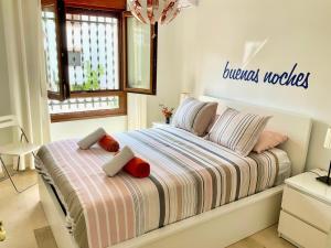 Posteľ alebo postele v izbe v ubytovaní Gound Floor Bungalow Jumilla III Playa Flamenca