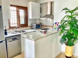 Kuchyňa alebo kuchynka v ubytovaní Gound Floor Bungalow Jumilla III Playa Flamenca