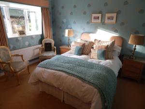 um quarto com uma cama grande e uma janela em Fairlight Lodge em King's Lynn