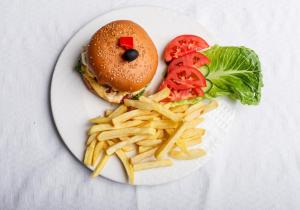 Comida en o cerca de este hotel