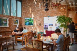 首尔Hotel Lemong的一群人坐在餐厅的桌子旁