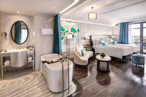 Koupelna v ubytování Hotel Royal Hoi An - Gallery