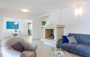 salon z kanapą i kominkiem w obiekcie Apartment Prizba Bb Iv w mieście Prižba