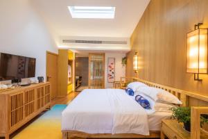 Rúm í herbergi á Zhangjiajie ZhuMan Holiday B&B