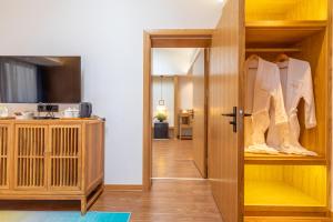 Sjónvarps- og/eða afþreyingartæki á Zhangjiajie ZhuMan Holiday B&B
