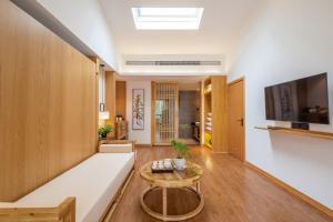 Sjónvarps- og/eða afþreyingartæki á Zhangjiajie ZhuMan Holiday B&B