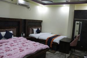 Postel nebo postele na pokoji v ubytování Hotel Kishan