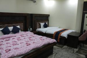 Postel nebo postele na pokoji v ubytování Hotel Kishan