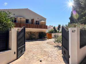 ラ・シオタにあるMon petit cocon au bord de l'eauの門付きの家 +20枚の写真