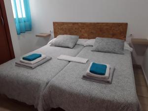 Postel nebo postele na pokoji v ubytování ÁTICOS BELLA LUCÍA