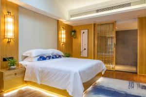 Rúm í herbergi á Zhangjiajie ZhuMan Holiday B&B