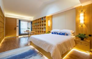 Rúm í herbergi á Zhangjiajie ZhuMan Holiday B&B