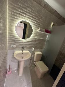 Ένα μπάνιο στο شقه بالمهندسين تشطيب الترا سوبر لوكس