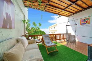 un soggiorno con divano e sedie su una terrazza di 木Box田妍山色 a Jiaoxi