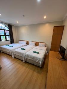 Postel nebo postele na pokoji v ubytování Kangsar Hotel