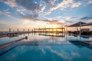 Bazén v ubytovaní Orizontes Hotel Santorini alebo v jeho blízkosti