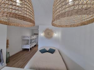 En eller flere senge i et værelse på RDC au bord des falaises