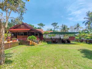 a house with a pavilion in a yard at RedDoorz near Stasiun Banyuwangi Kota in Glagah +25 photos