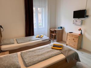 Postel nebo postele na pokoji v ubytování Omega Guesthouse Budapest + 37 fotografií