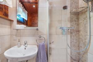 a bathroom with a sink and a shower at Haus-am-Harz Bad Gandersheim in Bad Gandersheim +19 photos