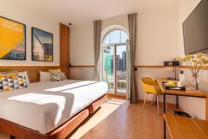 Sercotel El Balcón de la Bahía Suites客房内的一张或多张床位
