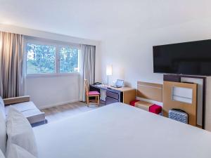Кровать или кровати в номере Novotel Setubal