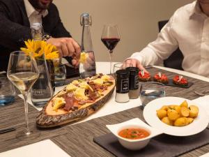 Comida no hotel ou em algum lugar perto