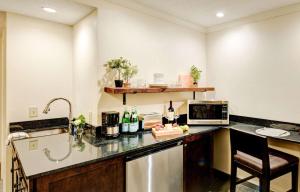 Η κουζίνα ή μικρή κουζίνα στο Garrison Hotel & Suites Dover-Portsmouth, Ascend Hotel Collection