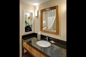 Ένα μπάνιο στο Garrison Hotel & Suites Dover-Portsmouth, Ascend Hotel Collection