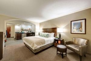 Ένα ή περισσότερα κρεβάτια σε δωμάτιο στο Garrison Hotel & Suites Dover-Portsmouth, Ascend Hotel Collection