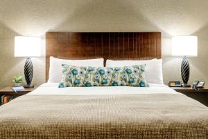 Ένα ή περισσότερα κρεβάτια σε δωμάτιο στο Garrison Hotel & Suites Dover-Portsmouth, Ascend Hotel Collection