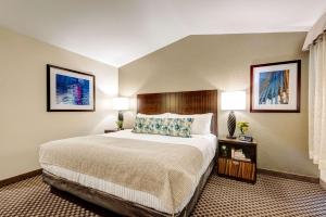 Ένα ή περισσότερα κρεβάτια σε δωμάτιο στο Garrison Hotel & Suites Dover-Portsmouth, Ascend Hotel Collection