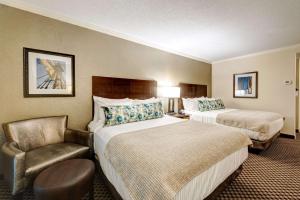 Ένα ή περισσότερα κρεβάτια σε δωμάτιο στο Garrison Hotel & Suites Dover-Portsmouth, Ascend Hotel Collection